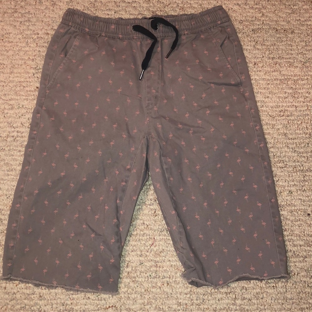 Carbon men’s shorts grey with pink flamingos